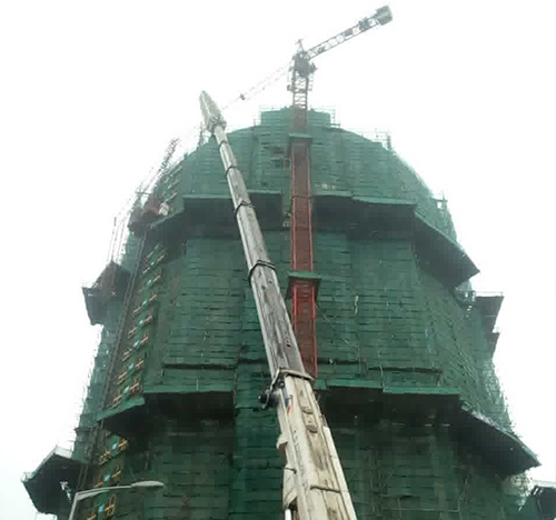 麻栗坡吊车在工地上作业